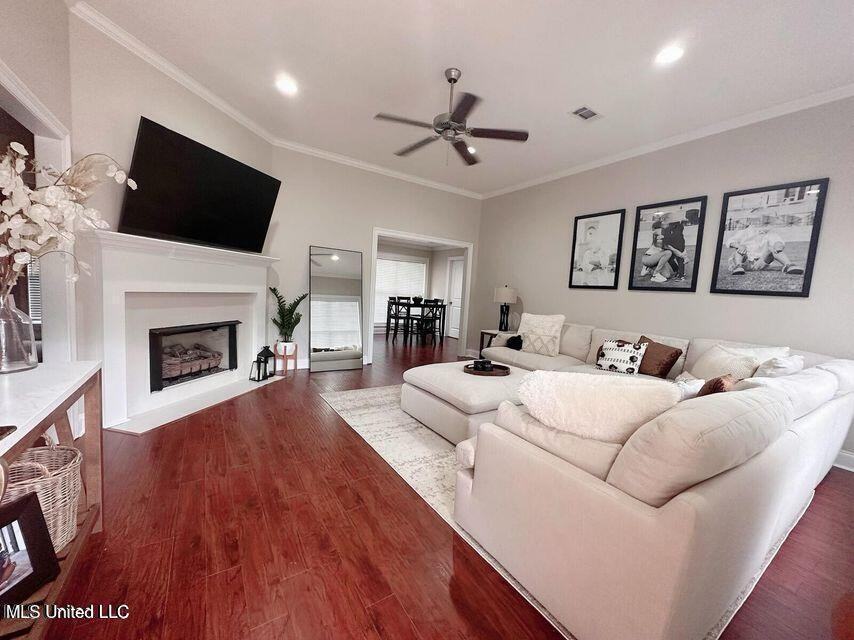 257 Gaddy Dr - Photo 2 of 10