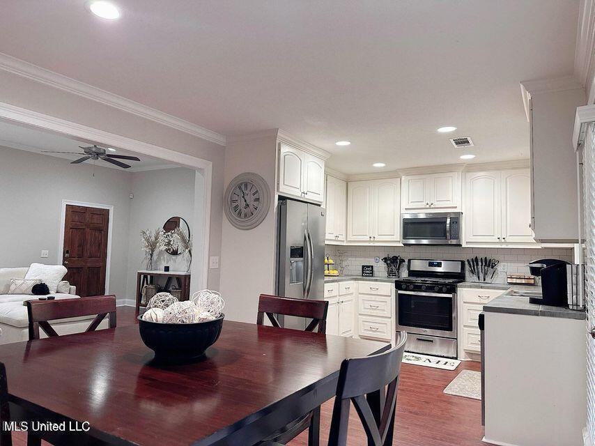257 Gaddy Dr - Photo 4 of 10
