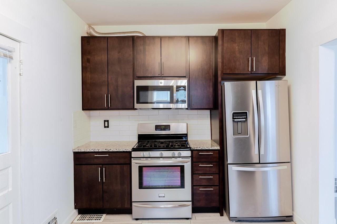 306 Brown St - Photo 4 of 19