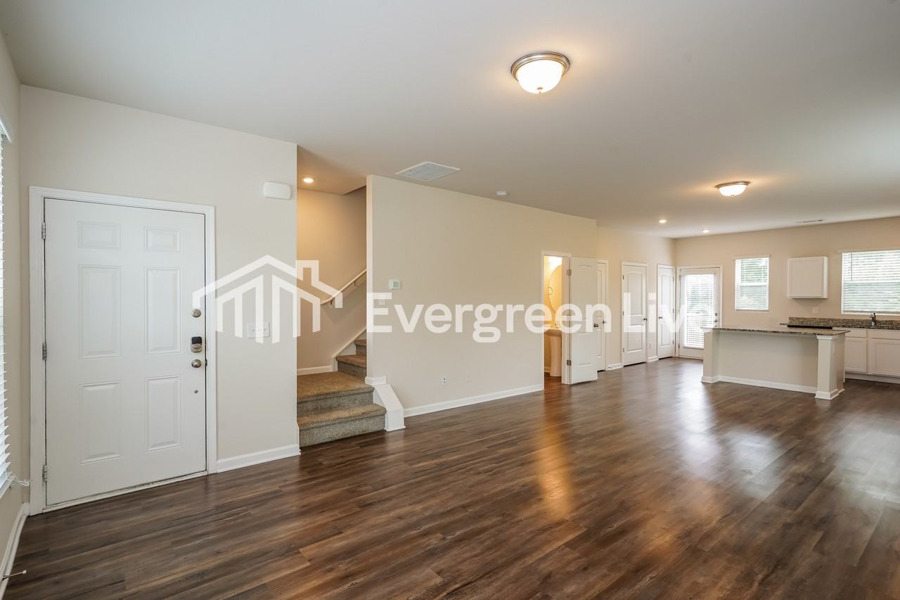 954 Hamilton Crossing Sq - Photo 3 of 17