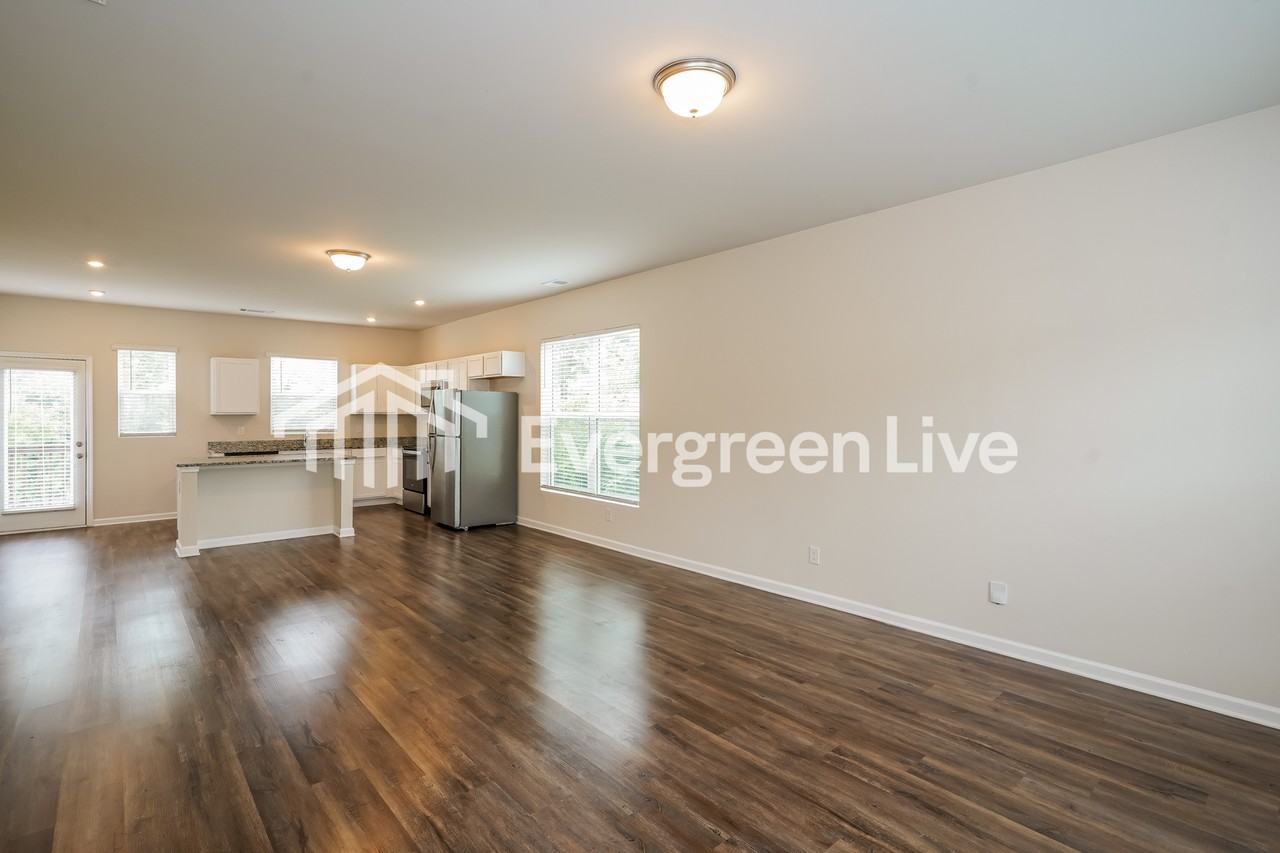 954 Hamilton Crossing Sq - Photo 4 of 17