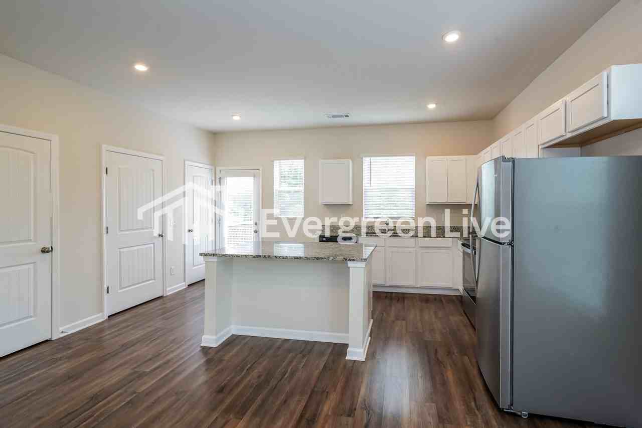 954 Hamilton Crossing Sq - Photo 5 of 17