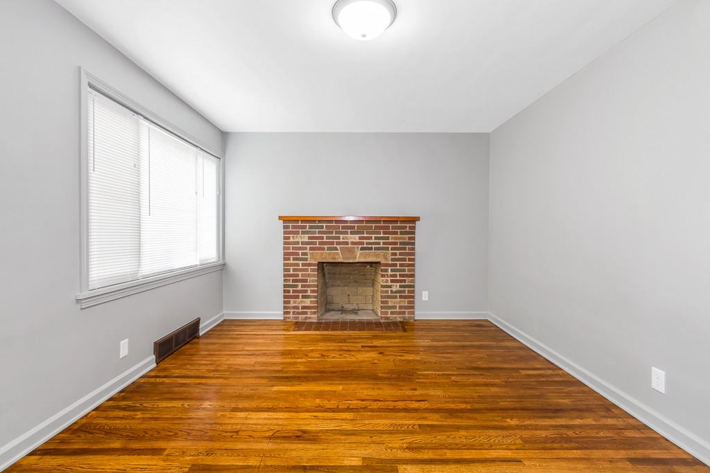 212 Cornelia Ave Ne - Photo 4 of 14