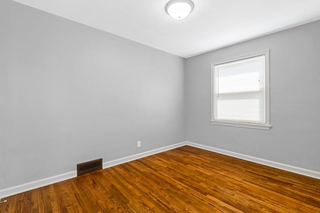 212 Cornelia Ave Ne - Photo 5 of 14