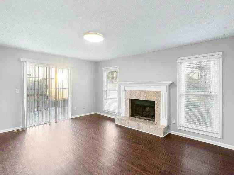 2247 June Ct Sw - Photo 3 of 8