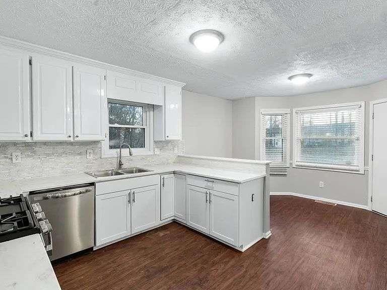 2247 June Ct Sw - Photo 4 of 8