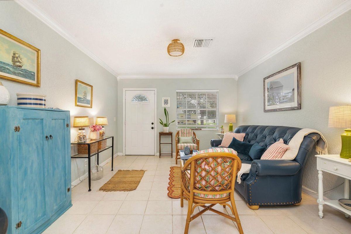 808 Iroquois St - Photo 2 of 9