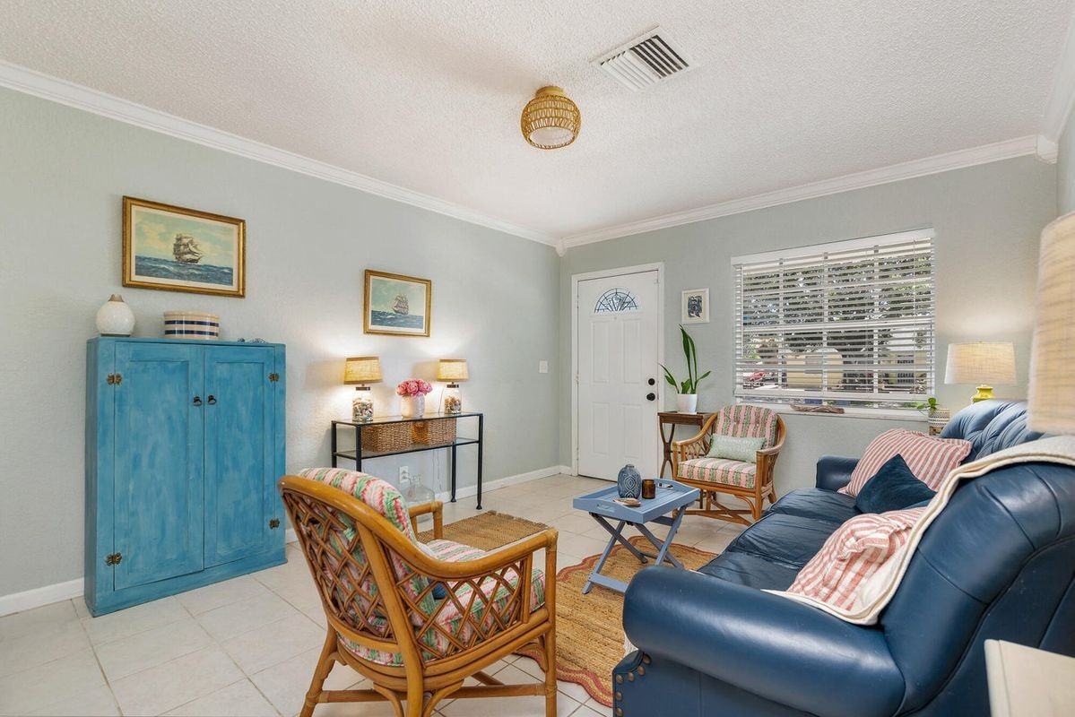 808 Iroquois St - Photo 3 of 9