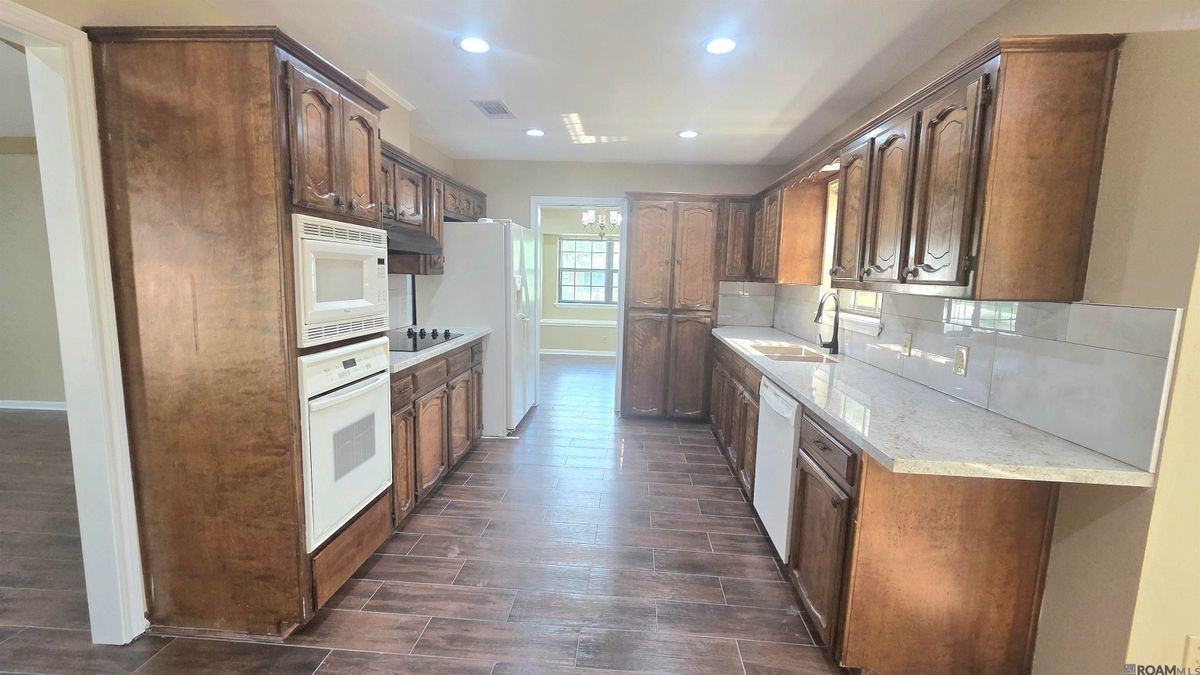 12119 Mallory Ave - Photo 2 of 28