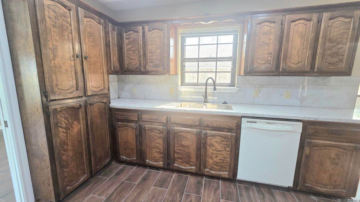 12119 Mallory Ave - Photo 3 of 28
