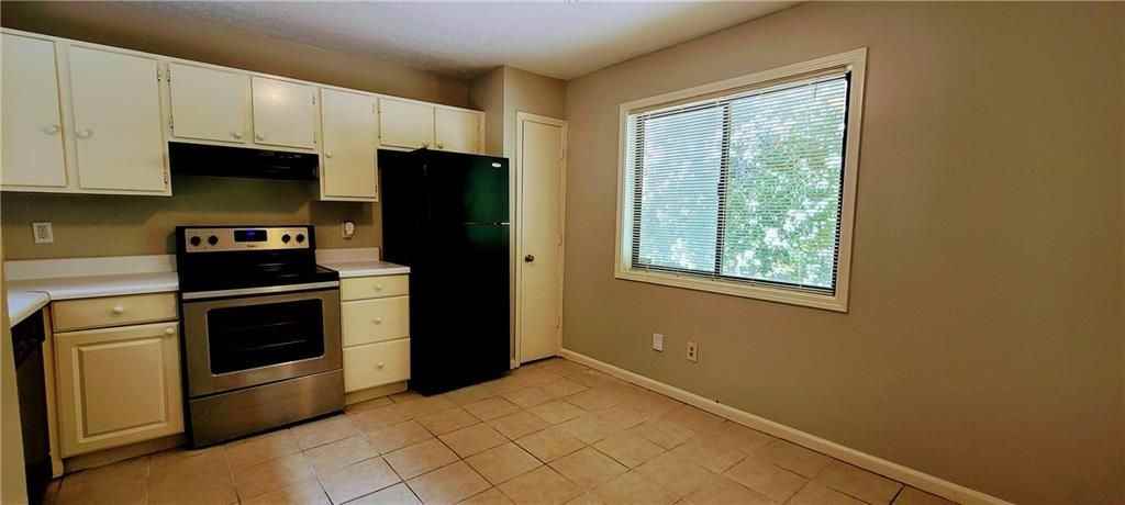 966 Amberly Dr ##B - Photo 3 of 17