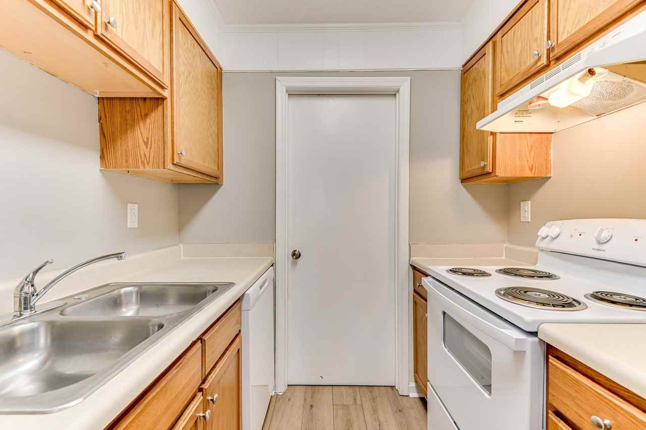 River's Edge Apartments - Photo 5 of 36