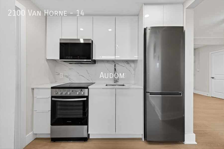 2100 Av Van Horne — photo 3