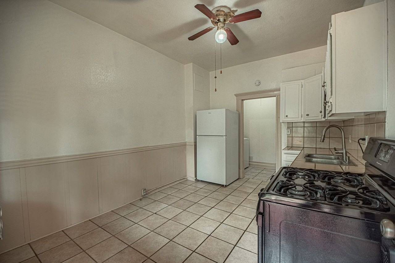 207 MIDWAY AVE - Photo 5 of 44