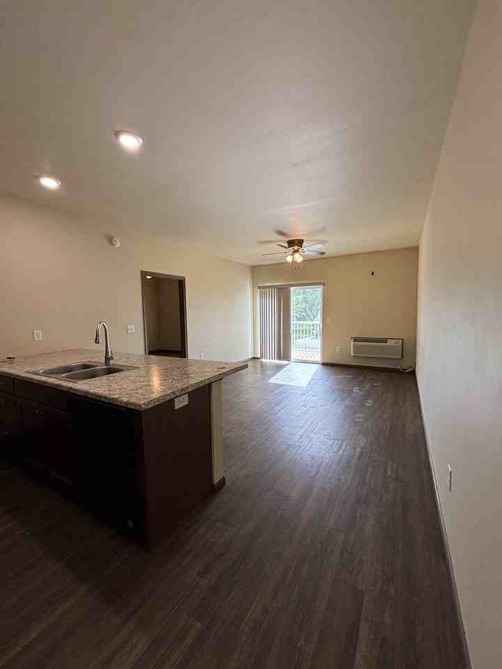902 High Street North - Photo 5 of 11