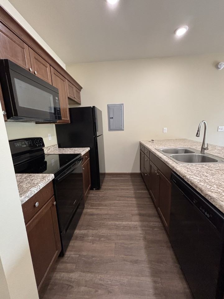 902 High Street North - Photo 6 of 11