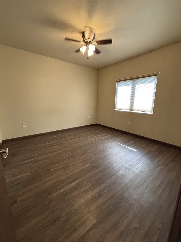 902 High Street North - Photo 7 of 11