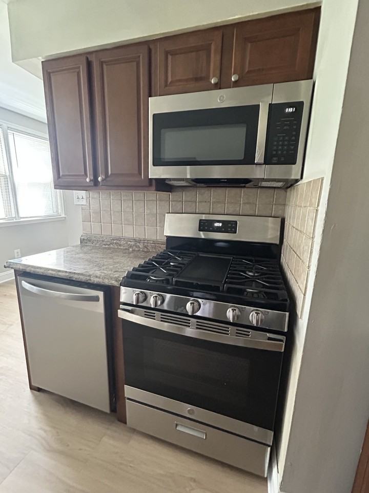 ELEANOR COURT APTS - Photo 6 of 14