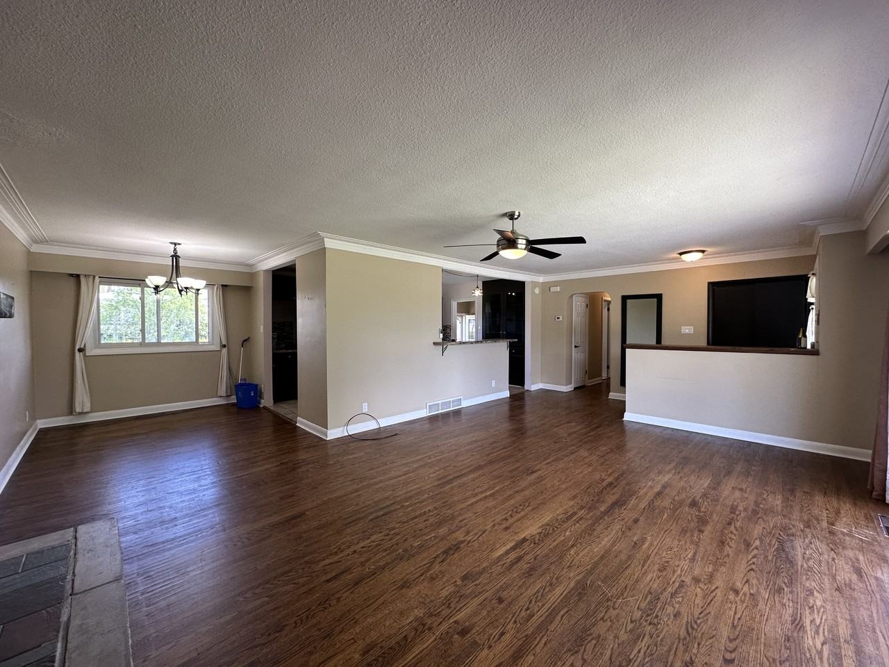 108 Sidney Cres - Photo 4 of 20