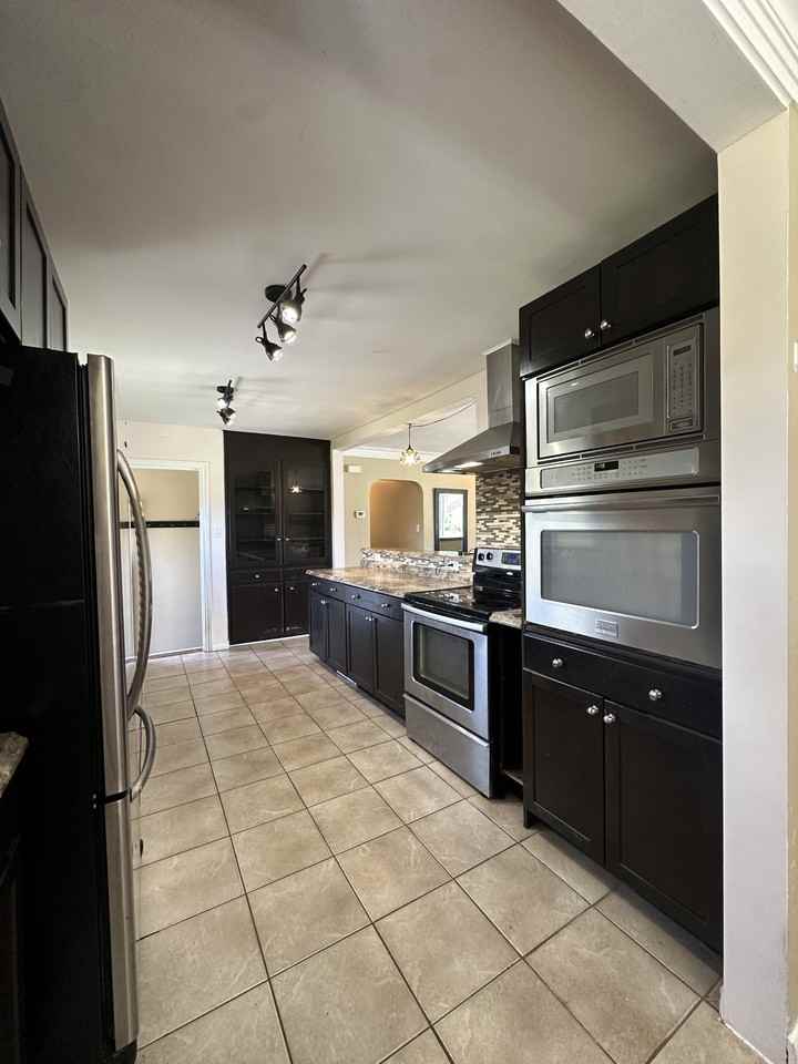108 Sidney Cres - Photo 6 of 20