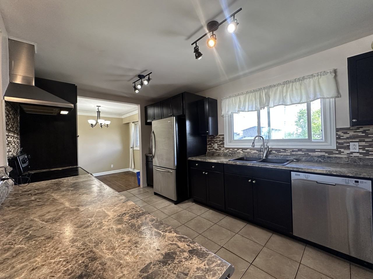 108 Sidney Cres - Photo 7 of 20