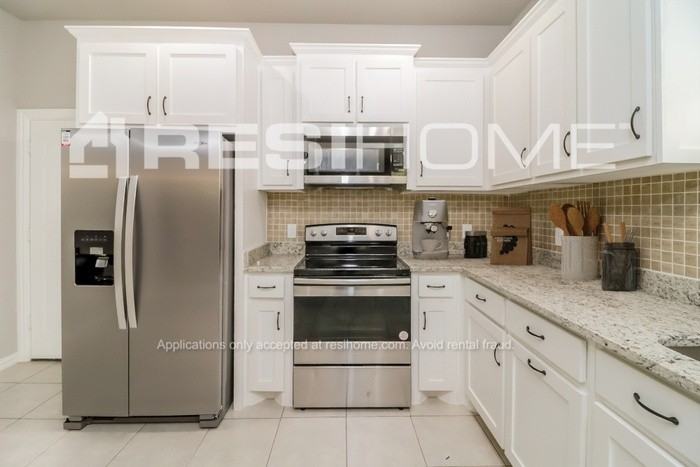3007 Prairie Ave - Photo 3 of 18