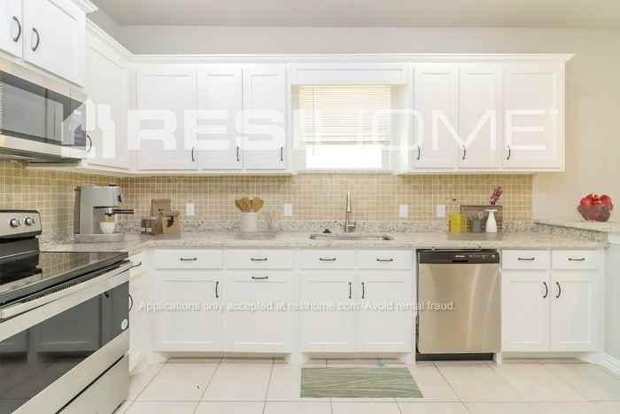 3007 Prairie Ave - Photo 4 of 18