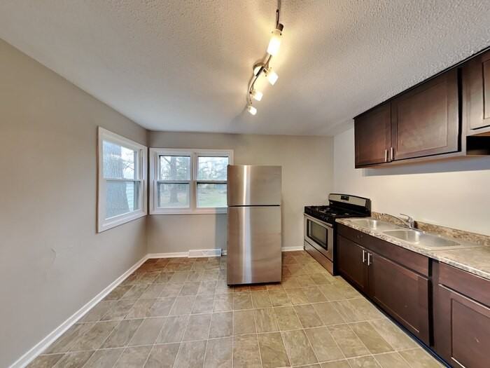 2090 Hillview Rd - Photo 3 of 19