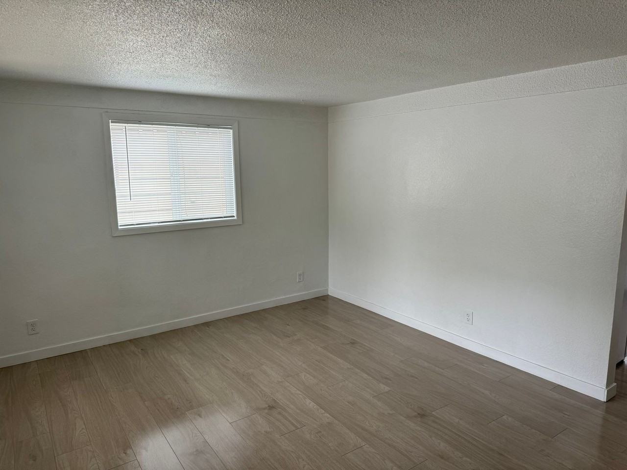 Hawthorne Duplexes - Photo 2 of 27