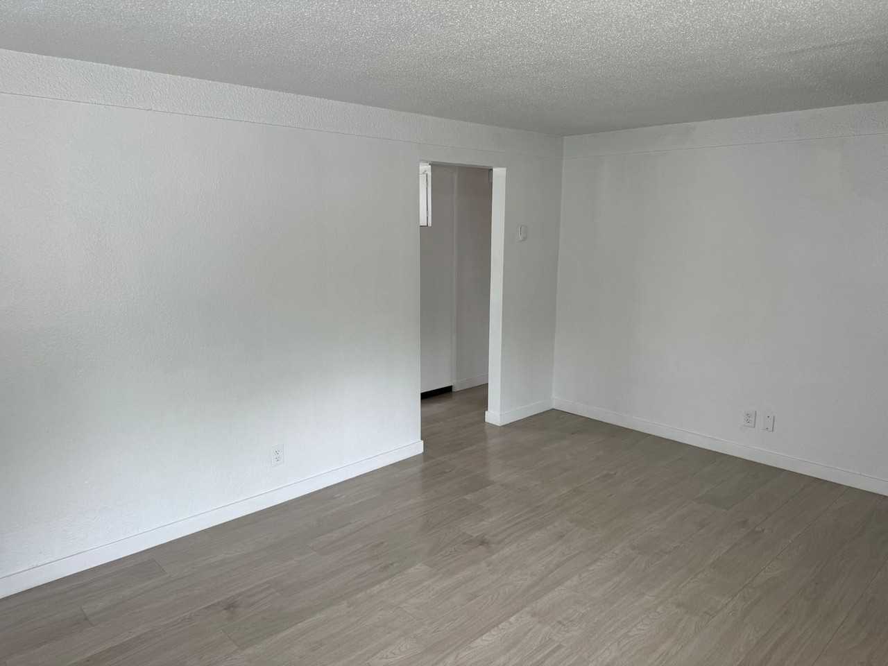Hawthorne Duplexes - Photo 3 of 27