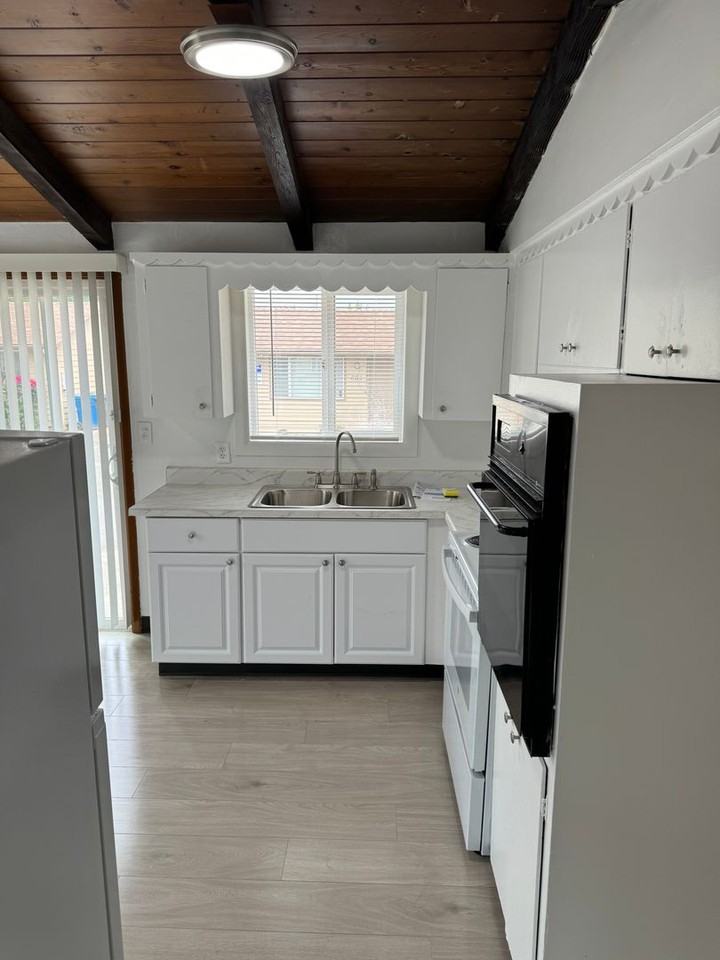 Hawthorne Duplexes - Photo 4 of 27