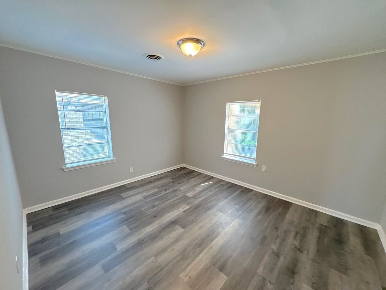 310 Jones St - Photo 4 of 10