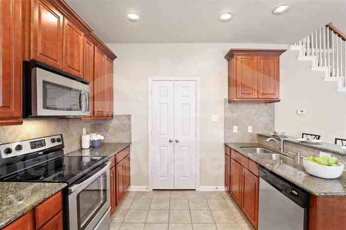 3612 Vienna St - Photo 5 of 45