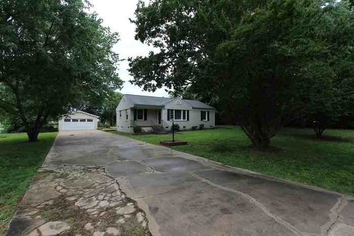 2215 Rosewood Dr - Photo 2 of 14