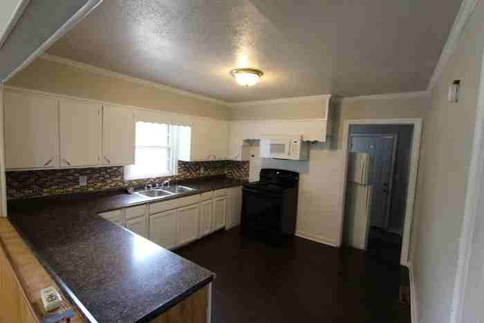 2215 Rosewood Dr - Photo 7 of 14