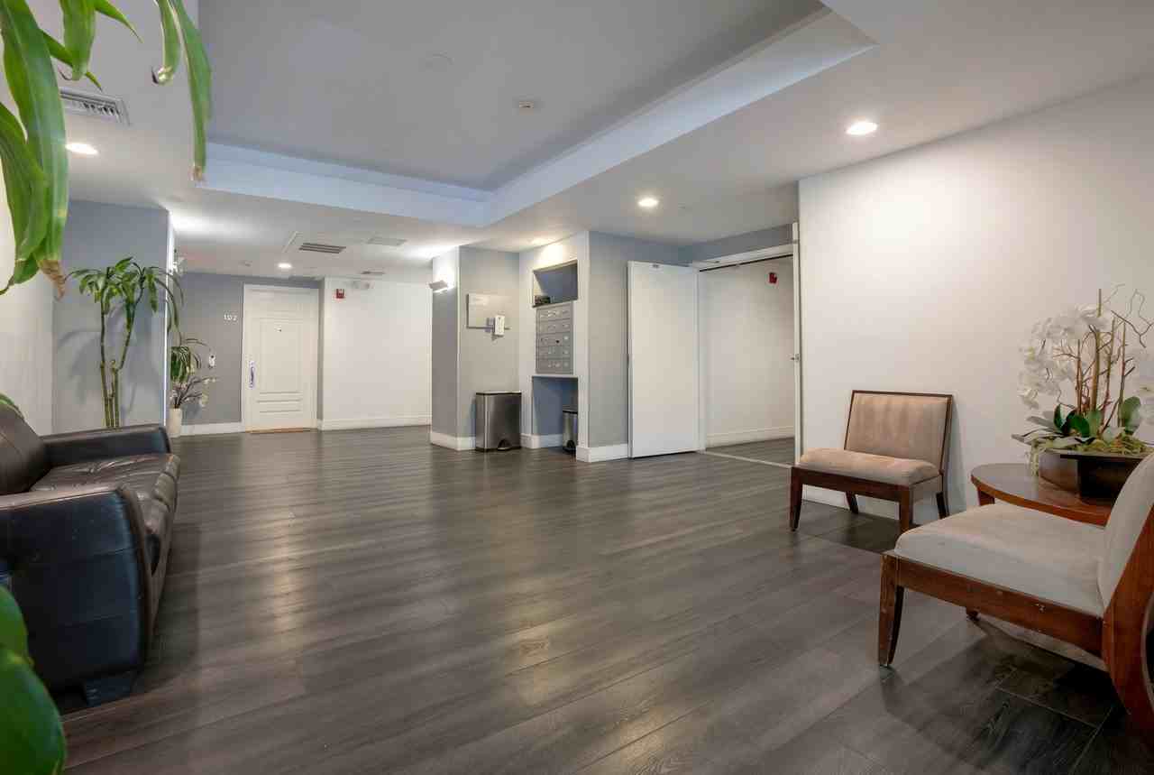 1430 S Beverly Glen Blvd #303 - Photo 2 of 20