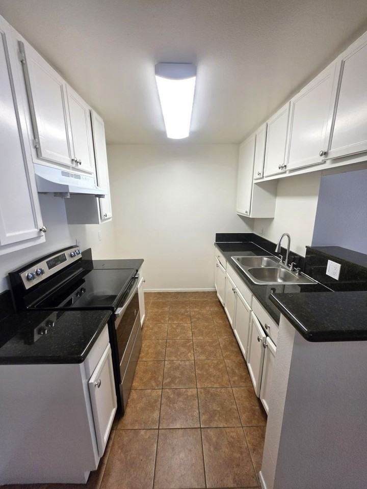 GRAMERCY APTS. - Photo 5 of 8