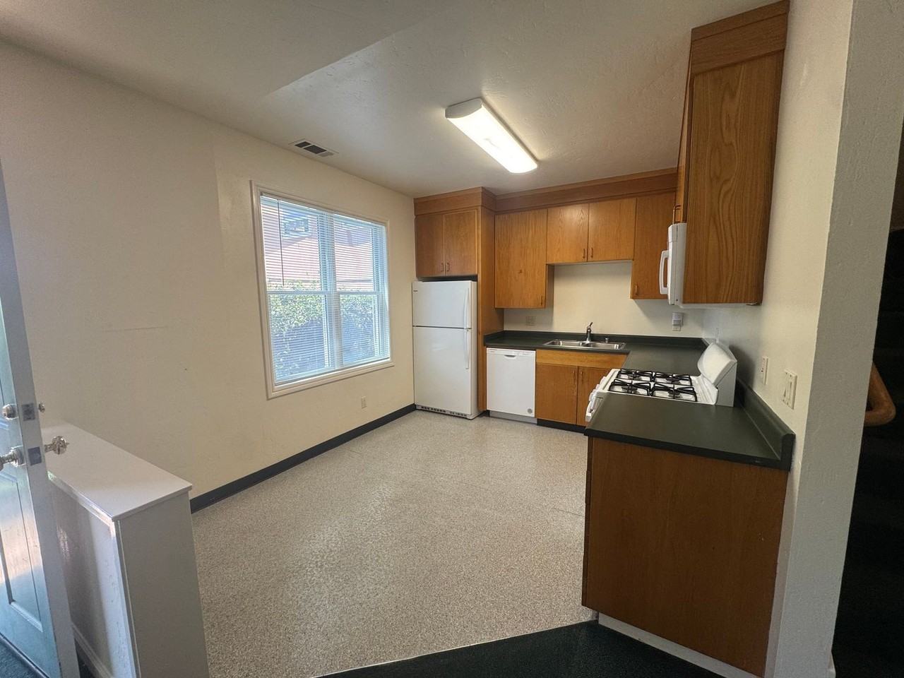 2527 Piedmont Ave #C - Photo 2 of 19