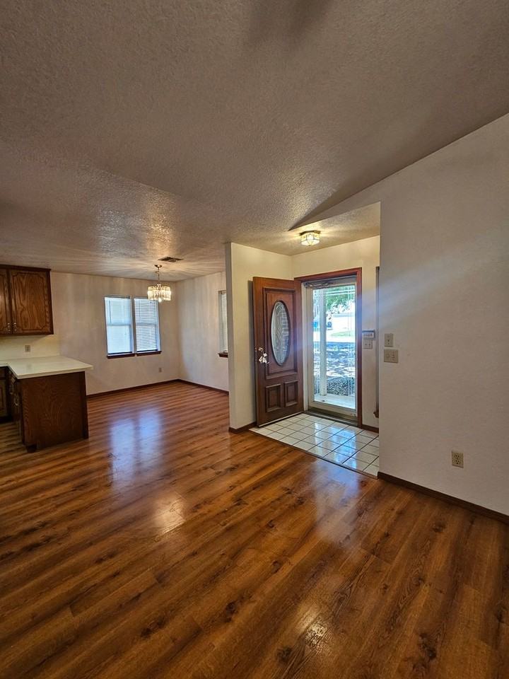 612 Springwood St - Photo 2 of 19