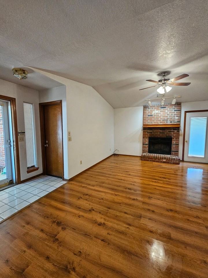 612 Springwood St - Photo 3 of 19