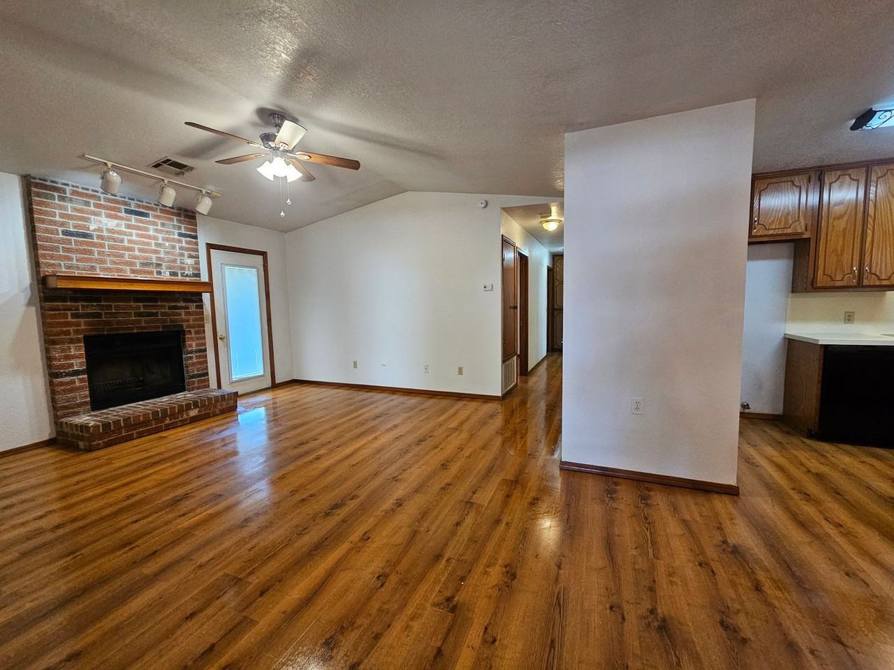 612 Springwood St - Photo 4 of 19