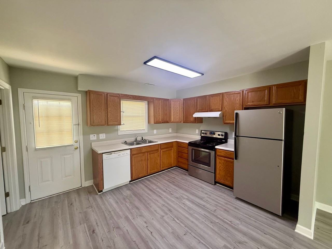 654 Lakeside Ave - Photo 2 of 26