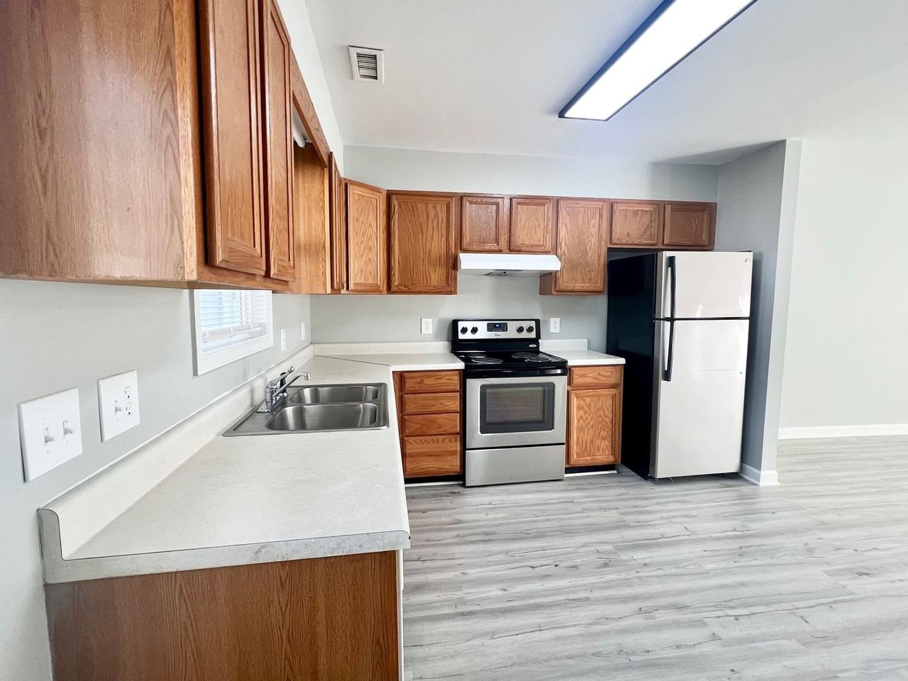 654 Lakeside Ave - Photo 3 of 26