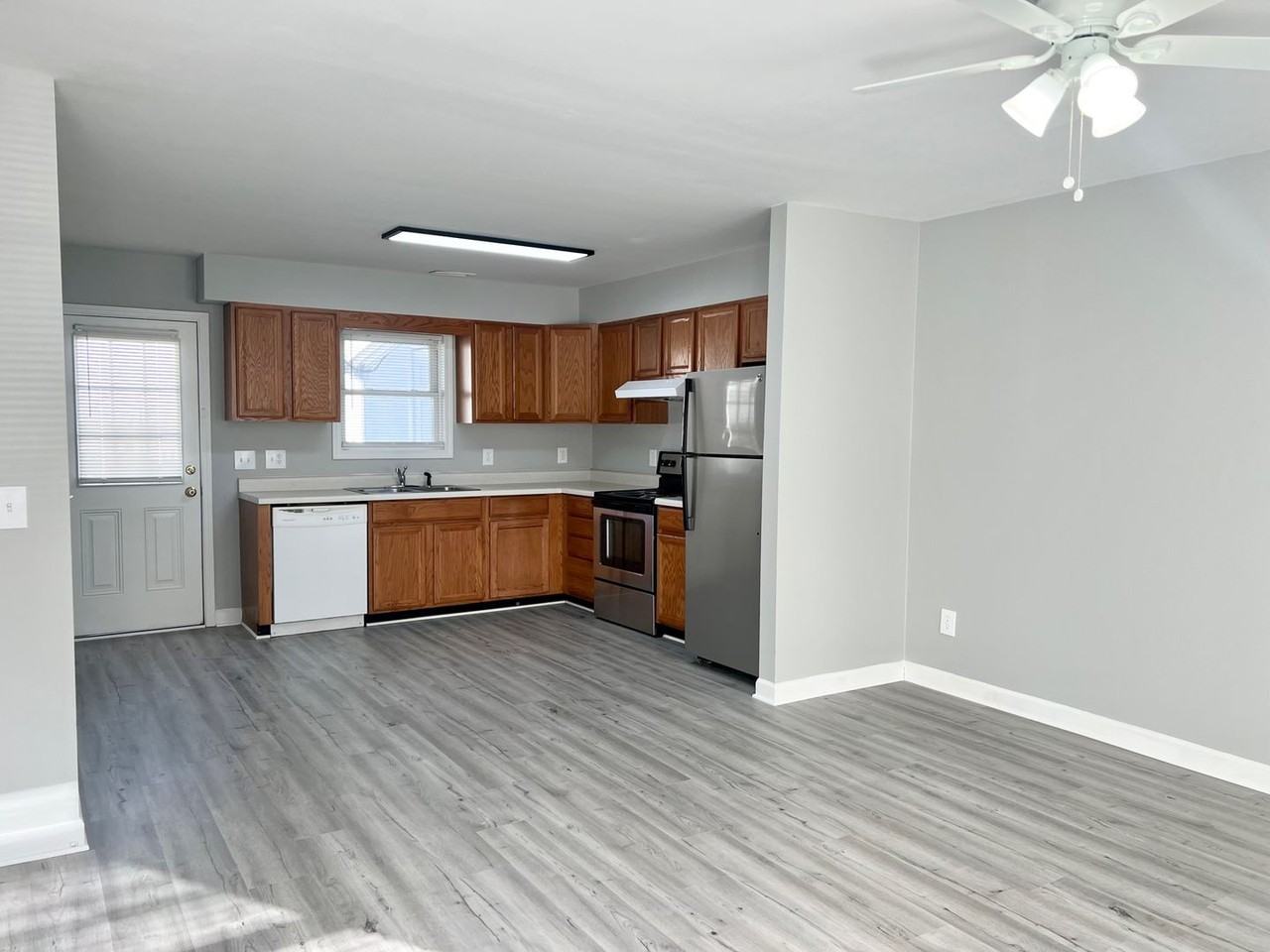 654 Lakeside Ave - Photo 4 of 26