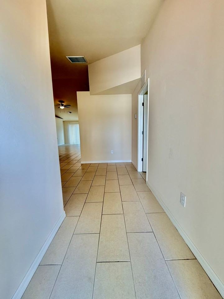 1314 Sw Trafalgar Pkwy - Photo 2 of 19