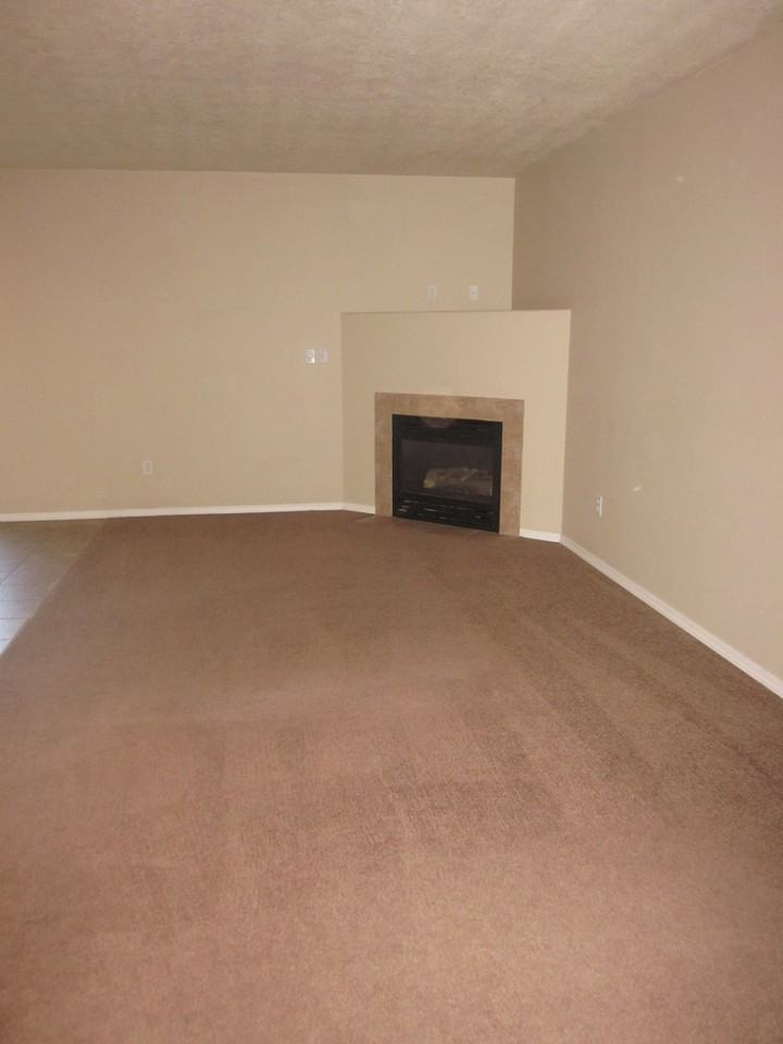 1930 Sw Reindeer Ave - Photo 2 of 9