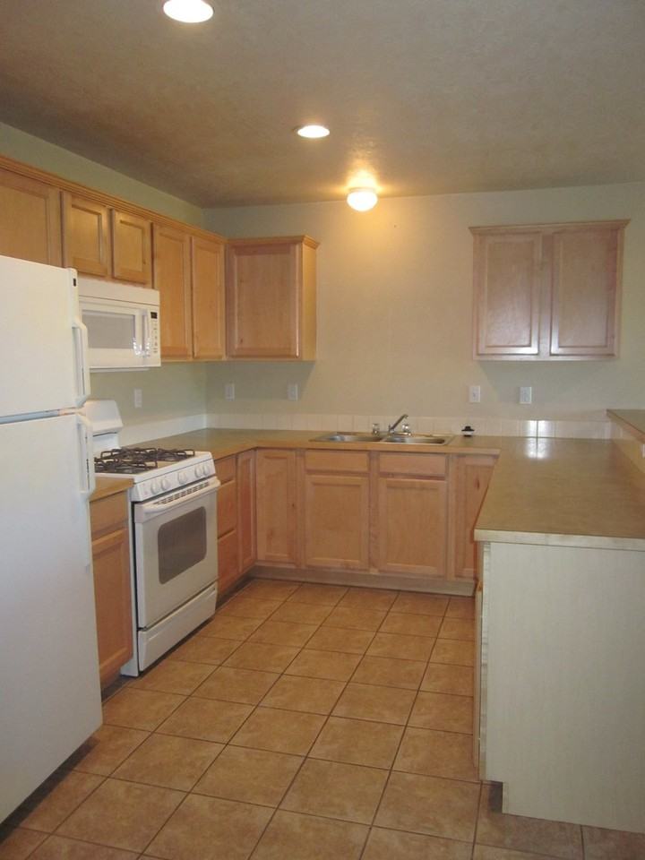 1930 Sw Reindeer Ave - Photo 4 of 9