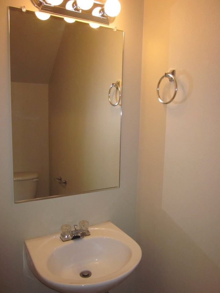 1930 Sw Reindeer Ave - Photo 5 of 9