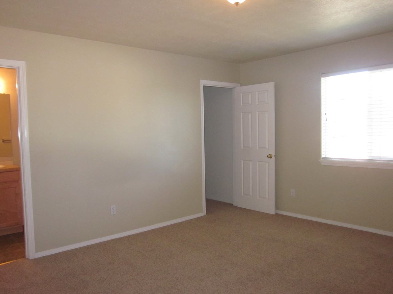 1930 Sw Reindeer Ave - Photo 6 of 9
