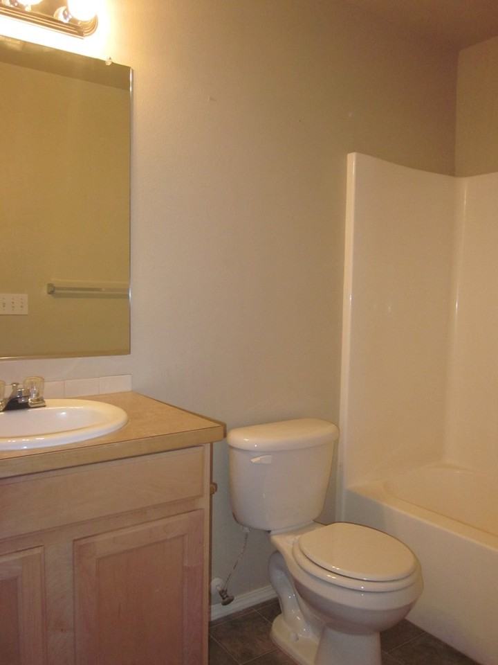 1930 Sw Reindeer Ave - Photo 7 of 9